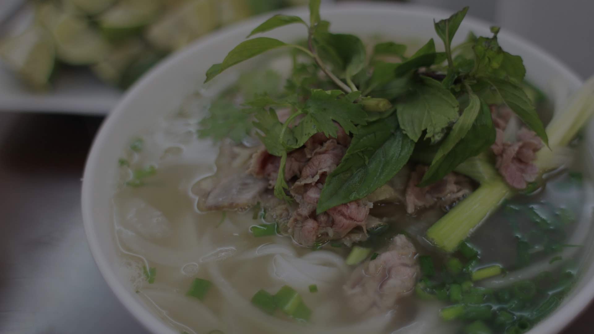 Para nad miską pho — kuchnia wietnamska Am Thuc Viet